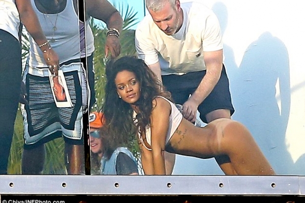 Rihanna a pozat fara lenjerie intima