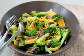 Salata de broccoli cu portocale si masline Salata de broccoli cu portocale si masline