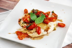 Pui Caprese, gata in 30 de minute Pui Caprese, gata in 30 de minute