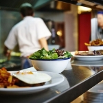 S-a aflat! Asta se intampla, de fapt, in bucatariile din restaurante. Ce pun chefii in mancare si de ce trebuie sa te feresti